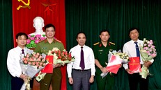 Bí thư Tỉnh ủy Tuyên Quang Chẩu Văn Lâm trao quyết định và chúc mừng các tân Ủy viên Ban Thường vụ Tỉnh ủy.