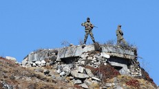 Binh sỹ Ấn Độ tuần tra tại khu vực biên giới với Trung Quốc ở bang Arunachal Pradesh (Ấn Độ). (Ảnh: AFP/TTXVN)