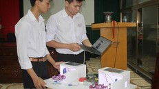 Học sinh Đào Thái Bình Dương và Nguyễn Quang Huy hoàn thiện sáng kiến. (Ảnh: Thùy Dung/TTXVN)