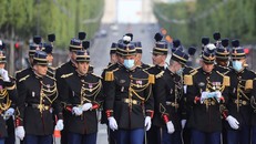 Binh sĩ Pháp tham gia duyệt binh tập trung cuối đại lộ Champs-Elysees, Paris, ngày 14/7. Ảnh: AFP.