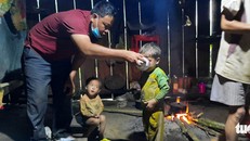 Sau khi xuất hiện ca lây nhiễm, nhiều trường hợp đã được cho uống kháng sinh dự phòng - Ảnh: TRUNG TÂN