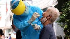 Lấy mẫu xét nghiệm cho các công dân trên đường Nguyễn Duy Hiệu, quận Sơn Trà, thành phố Đà Nẵng. (Ảnh: Quốc Dũng/TTXVN)