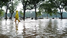 Mực nước hồ Hoàn Kiếm phía trước cửa Bưu điện Hà Nội và tượng đài Lý Thái Tổ mấp mé mặt đường lúc 18h ngày 17/8. Ảnh: Ngọc Thành