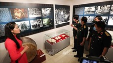 Đại biểu tham quan triển lãm trong sáng khai mạc. Ảnh: Thanh Tùng/TTXVN