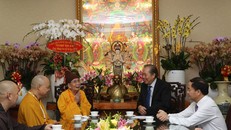 Ủy viên Bộ Chính trị, Phó Thủ tướng Thường trực Chính phủ Trương Hoà Bình chúc mừng Hòa thượng Thích Đức Nghiệp, Phó Pháp chủ Hội đồng Chứng minh Giáo hội Phật giáo Việt Nam. Ảnh: VGP/Mạnh Hùng