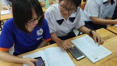 Học sinh trường THPT Nguyễn Du (quận 10, TP HCM) trong một tiết học có sử dụng điện thoại dưới sự hướng dẫn của giáo viên. Ảnh: Huỳnh Phú