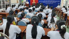 Ông Tạ Dức Hùng, Hiệu trưởng trường THCS Võ Thị Sáu, TP Cà Mau phát động cuộc thi sáng ngày 28/9/2020