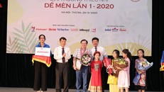 Đồng chí Nguyễn Đức Lợi, Ủy viên Trung ương Đảng, Tổng Giám đốc Thông tấn xã Việt Nam, trao giải Hiệp sĩ Dế Mèn.