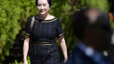 'Công chúa' Huawei Mạnh Vãn Chu rời nhà ở Vancouver để dự phiên tòa về lệnh dẫn độ bà sang Mỹ. Ảnh: Reuters