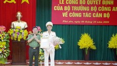 Đại tá Phan Thanh Tám, Giám đốc Công an tỉnh Phú Yên (trái) trao quyết định bổ nhiệm Phó Giám đốc Công an tỉnh Phú Yên cho Thượng tá Nguyễn Khỏe.