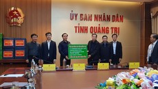 Tập đoàn Masan đồng hành cùng Bộ NN&PTNT trao tặng 6 tấn thịt viên cho bà con vùng lũ. Ảnh: BNEWS/TTXVN