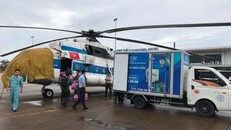 Máy bay trực thăng đưa hàng cứu trợ vào 2 xã Hướng Việt và Hướng Lập của tỉnh Quảng Trị bị cô lập.