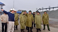 Phó Thủ tướng Trịnh Đình Dũng: Đến 19 giờ tối nay (27/10) Quảng Ngãi phải hoàn thành công tác sơ tán người dân. Ảnh: VGP/Nhật Bắc
