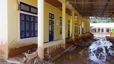 Trường học bị bùn đất bồi lấp tại Quảng Trị. (Ảnh: TTXVN phát)
