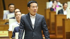 Bộ trưởng Bộ Thông tin và Truyền thông Nguyễn Mạnh Hùng trả lời câu hỏi chất vấn. Ảnh: Doãn Tấn/TTXVN