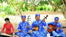 Các nghệ nhân Câu lạc bộ đờn ca tài tử xã Hiệp Thành, TP Bạc Liêu dạy truyền nghề cho các thành viên mới. Ảnh: Minh Đức/TTXVN