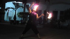 Tuổi thơ rơi lại trên đường mưu sinh! - Kỳ 2: Những gánh xiếc rong bên vỉa hè thành phố