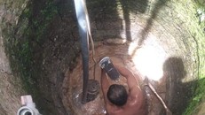 Kiếm được đồng tiền từ nghề đào giếng, người phu cũng nếm cũng bao nỗi nhọc nhằn...