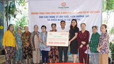 Ông Nguyễn Công Tâm - Trợ lý Ban TGĐ - Đại diện Tập đoàn Hưng Thịnh trao tài trợ cho Viện dưỡng lão nghệ sĩ và Chùa nghệ sĩ tại TP.HCM.  Tham gia còn có Bà Huỳnh Thị Xuân Hiếu - Phu nhân Ông Nguyễn Văn Cường - Phó Chủ tịch HĐQT Tập đoàn Hưng Thịnh 