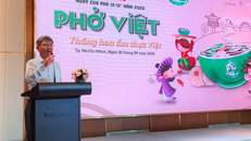 Nhà báo Đỗ Văn Dũng - Phó Tổng biên tập báo Tuổi Trẻ phát biểu tại sự kiện. 