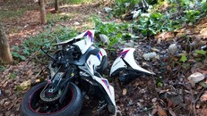 Hiện trường chiếc mô tô sau khi tông người và bay vào lô cao su. Ảnh: Xuân Thời