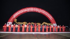 Các đại biểu cắt băng khánh thành dự án tối 12/10/2020. Ảnh: TN