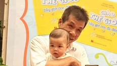 Nhà thơ Lê Minh Quốc và con gái nhỏ trong buổi ra mắt sách Chào thế giới bây giờ con đã đến. Ảnh: NXB