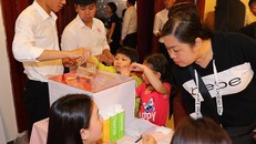 Những mạnh thường quân nhỏ tuổi tại đêm nhạc "Thương về miền Trung"