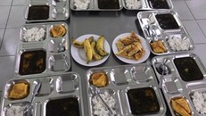 Suất ăn bán trú chỉ có trứng, canh suông và chuối