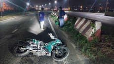 Vụ tai nạn khiến 2 thanh niên đi mô tô gãy chân. Ảnh: Xuân Thời