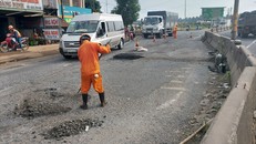 Công nhân làm việc cả sáng Chủ Nhật để san lấp mặt bằng. Ảnh: Xuân Thời