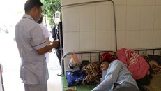 Ông B. đang được các bác sĩ theo dõi tại bệnh viện