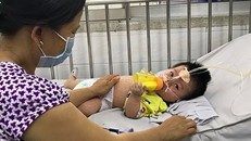 Một bệnh nhi mắc sởi đang được điều trị tại Bệnh viện Nhi đồng 1 (TP. HCM)