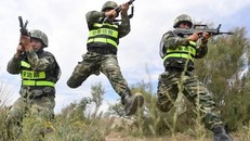 Các binh sỹ Trung Quốc và Kyrgyzstan tham gia một cuộc tập trận chung chống khủng bố ở Tân Cương. (Nguồn: THX/ TTXVN)