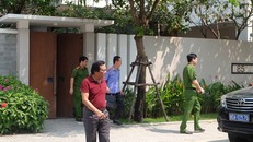 Lực lượng công an và các cơ quan chức năng tiến hành khám xét nhà riêng của nguyên Phó Chủ tịch UBND TP. Đà Nẵng