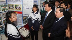 Học sinh trình bày về đề tài dự án với Ban tổ chức cuộc thi Khoa học Kỹ thuật Quốc gia 2019 