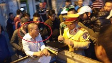 Đối tượng Nguyễn Trọng Báu làm việc với cơ quan chức năng tại hiện trường vào thời điểm xảy ra vụ việc