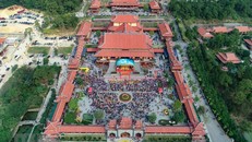 Chùa Ba Vàng tọa lạc trên lưng chừng núi Thành Đẳng, thuộc Phường Quang Trung (thành phố Uông Bí, Quảng Ninh). (Ảnh: TTXVN)