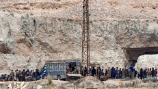 Các tay súng Tổ chức nhà nước Hồi giáo (IS) tự xưng đầu hàng Lực lượng Dân chủ Syria do Mỹ hậu thuẫn tại dinh lũy cuối cùng ở Baghouz, tỉnh Deir Ezzor, miền Đông Syria ngày 24/3/2019. (Ảnh: AFP/TTXVN)