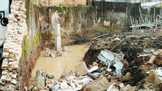 Hiện trường vụ tai nạn tương tâm, nơi bé gái 8 tuổi bị tường đè tử vong.