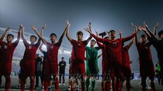 Các cầu thủ U23 Việt Nam cảm ơn khán giả đã đến kín khán đài sân Mỹ Đình, động viên, khích lệ đội tuyển. Ảnh: Trọng Đạt/TTXVN