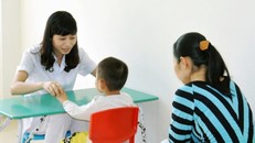 Dạy trẻ tập phát âm các nguyên âm trước, sau đó là từ dễ, quen thuộc. Ảnh minh họa.