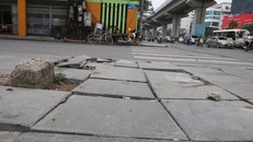 Tại ngã tư đường Chiến Thắng - Trần Phú (Hà Đông) vỉa hè lát đá được quảng cáo có độ bền 70 năm, hiện đã bị sụt lún, bong tróc, đá lát vỡ hàng loạt.