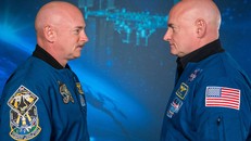 Phi hành gia Scott Kelly (phải) và anh trai sinh đôi của ông, cựu phi hành gia Mark Kelly. Ảnh: nasa.gov