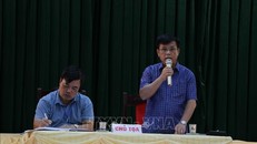 Ông Trịnh Ngọc Thành, Chủ tịch Ủy ban Nhân dân huyện Cẩm Giàng trả lời ý kiến người dân. Ảnh: Mạnh Minh/TTXVN