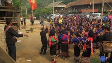 Nghi thức đi xin nước, ban phúc cho người dân tại các hộ gia đình.