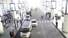 Trong thời gian tới sẽ không thu tiền đối với xe ra vào khu vực đón trả khách trong khoảng thời gian nhất định. Ảnh: Huy Hùng/TTXVN