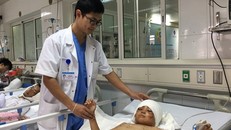 Bác sĩ đang chăm sóc cháu bé
