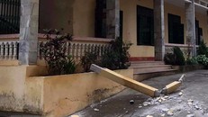 Hiện trường vụ việc tại trường Trung học cơ sở thị trấn Đà Bắc. (Ảnh: Thanh Hải/TTXVN)