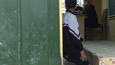 Hình ảnh cô giáo bắt nam sinh lớp 9 quỳ trong lớp học tại trường THCS Tô Hiệu, huyện Thường Tín, Hà Nội được đăng tải lên mạng xã hội 